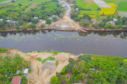 Hecho. Los habitantes de Colimes se movilizan a través de una gabarra.