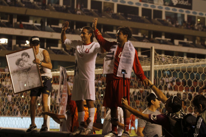 Paúl Ambrossi (izquierda) tuvo una larga trayectoria con Liga de Quito. Fue campeón de la Libertadores en 2008.