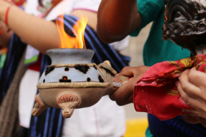 La Constitución de la República del Ecuador garantiza las prácticas de salud ancestral y tradicional mediante su reconocimiento.