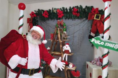 Así como da obsequios, dice que Dios les ha regalado salud a él y su esposa, no les ha dado el virus.