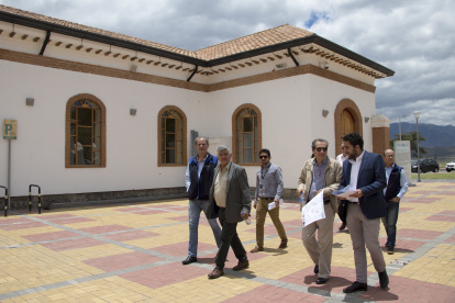Algunas de las entonces autoridades de la Senescyt y de Yachay, en un recorrido por la universidad en septiembre de 2018.
