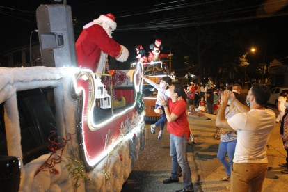 La Puntilla. El comité de la ciudadela de la vía Samborondón organizó un desfile para ser observado desde el portal de la casa.