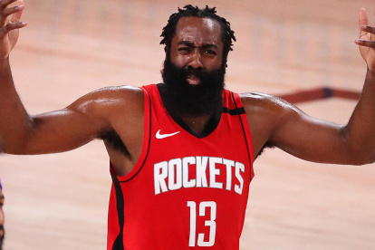 James Harden asegura que fue a la reunión, pero mantuvo distancia.