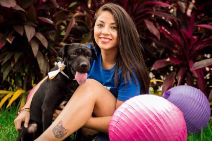 Katiuska Delgado posa junto a uno de sus rescatados. Es animalista desde hace 20 años.