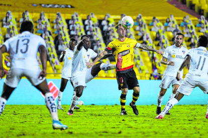 Damián Díaz (c) fue el jugador más desequilibrante en Barcelona.