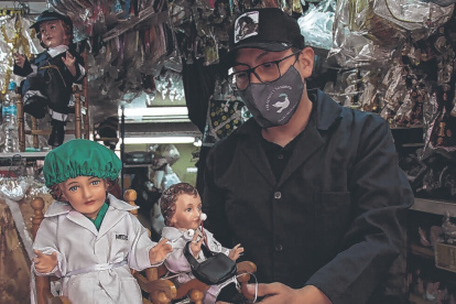 Los pedidos de nuevos atuendos para la figura religiosa crecen.