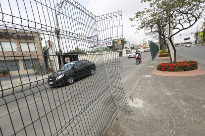 Daños. Así permanece una de las rejas de la avenida Las Aguas. En ellas se han lastimado ya varios peatones.