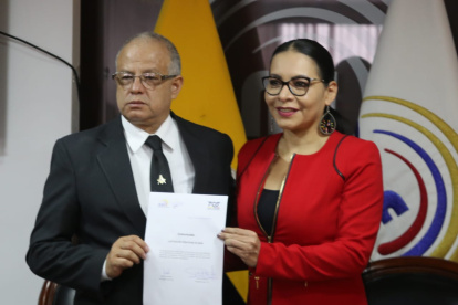 Documento. Atamaint y Cabrera firmaron ayer un escueto documento sobre la inamovilidad de las elecciones.