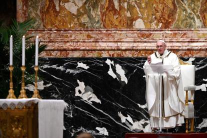 Vatican City (Vatican City State (holy See)), 24/12/2020.- Pope Francis during his homely as he leads a Christmas Eve mass to mark the nativity of Jesus Christ, at St Peter"s basilica in the Vatican, 24 December 2020. (Papa) EFE/EPA/VINCENZO PINTO / POOL