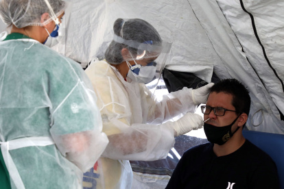 Personal médico le toma la prueba de coronavirus a un hombre, el 4 de diciembre del 2020, en São Gonçalo, estado de Río de Janeiro.