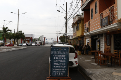 En la Abel Gilbert se ubica la estación de la aerovía. No hay grandes atractivos cerca.