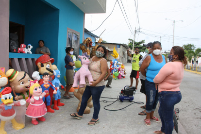 Un grupo de artesanos se han unido para ofertar lo que ellos llaman su mercadería, con el fin de no tener más pérdidas. Los venderán hasta el 6 de enero.