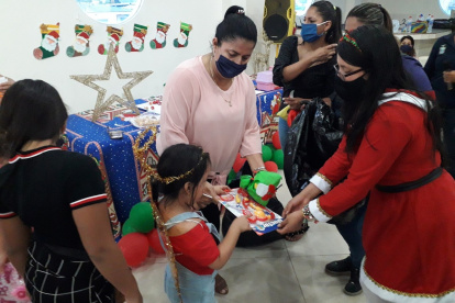 Trescientos niños del sector fueron festejados por la mañana. 
Trescientos niños del sector fueron festejados por la mañana.