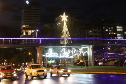 Pese a la pandemia y a las restricciones de movilidad, el Municipio de Quito mantuvo la tradición de decoración navideña en el sur, centro, norte y periferias de la capital. En la avenida Naciones Unidas, por ejemplo, se colocó un pesebre de neón.