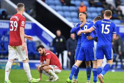 Jamie Vardy de Leicester celebra con sus compañeros la jugada que terminó con el autogol rival y el definitivo 2-2.