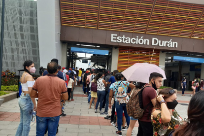En la estación de la aerovía en Durán se formó una larga columna de usuarios.