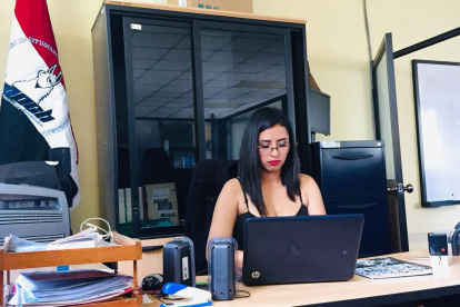 Figura. Adriance es cuencana, tiene 23 años y es la primera mujer que preside la Federación de Estudiantes Politécnicos del Ecuador (FEPE), que agrupa a unos 70.000 alumnos de las seis escuelas politécnicas públicas. Cursa la carrera de Ingeniería Forestal en la  Escuela Superior Politécnica de Chimborazo (Espoch), donde preside la federación estudiantil (Fepoch).