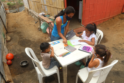 En el patio de las casas de Monte Sinaí, muchos niños buscan seguir sus estudios a pesar de no estar matriculados en una escuela.