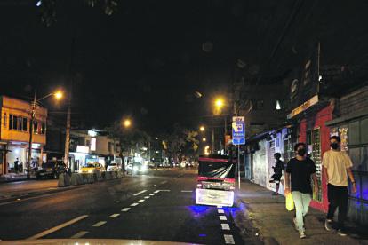 En la calle Ernesto Albán deambulan jóvenes que piden dinero con exigencia. Si el peatón no les da, más adelante lo asaltan. Arrimada a la pared, una persona en actitud sospechosa.