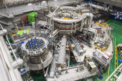 25/12/2020 El sol artificial coreano bate récord de operación de plasma.

La Investigación Avanzada Tokamak Superconductora de Corea (KSTAR), un dispositivo de fusión superconductor también conocido como el sol artificial coreano, estableció el nuevo récord mundial al mantener el plasma de alta temperatura durante 20 segundos con una temperatura de iones de más de 100 millones de grados.

POLITICA EUROPA ESPAÑA INVESTIGACIÓN Y TECNOLOGÍA
KSTAR
