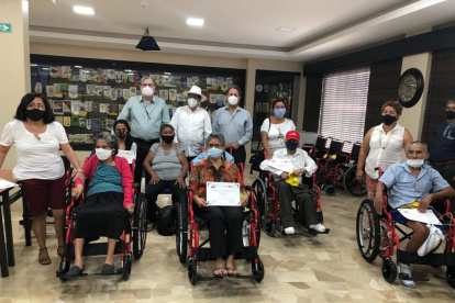 Los miembros del club acudieron a Salitre para donar sillas de ruedas.