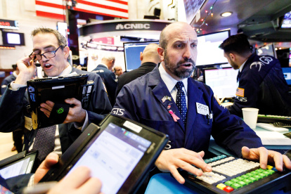 Intermediarios financieros observan el desarrollo del mercado en la Bolsa de Nueva York, Estados Unidos.