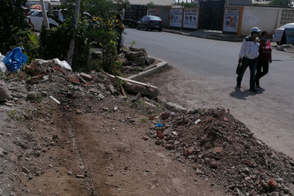 Entorno. Así como se observa en la imagen, permanecen la mayoría de aceras del cantón. Hay desde pedazos de concreto, hasta basura en los sitios.