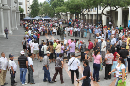 Así eran las filas para pagar los impuestos prediales fuera del Municipio de Guayaquil años atrás. Este año, por el coronavirus, se van evitar estas columnas.
PAGOS DE PREDIOS MUNICIPALE/2014Guayas,Guayaquil,Ecuador Richard Castro Diario Expreso.