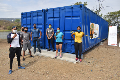 Algunos de los canoístas junto a los contenedores adaptados.