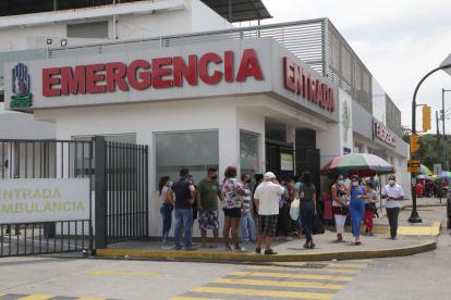 La emergencia del hospital del IESS de Guayaquil ayer, lunes 28 de diciembre de 2020.