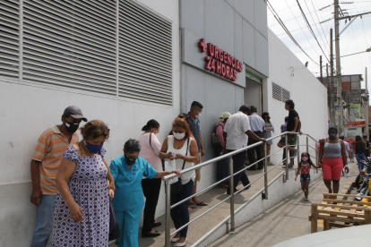 Panorama. En los exteriores de las salas de urgencias de hospitales también han llegado más personas.