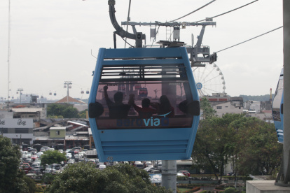 Samuel y sus padres se tomaban de las manos durante el recorrido, simulando estar en una montaña rusa. 

Agencia (ag-extra)