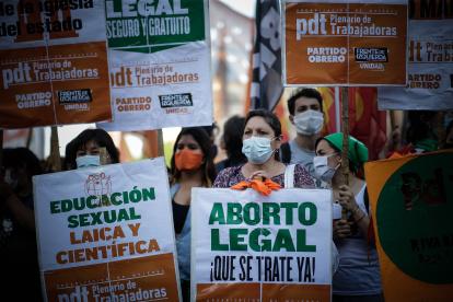 Cientos de personas participan en una manifestación a favor del Proyecto de ley sobre el Aborto legal en Buenos Aires (Argentina).