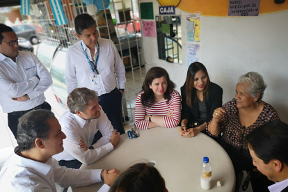 Ángelo Caputi, primero desde la izquierda, en una de las visitas a una microempresaria, junto con funcionario de BID-Invest.