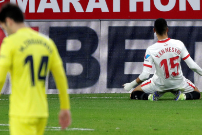 Youssef En-Nesyri festeja el segundo gol del Sevilla ante el lamento de Manu Trigueros
