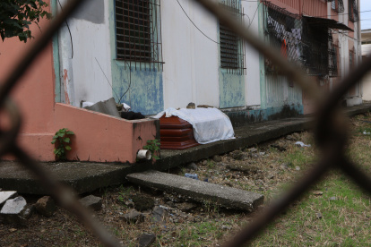 En marzo, las personas dejaban los ataúdes de sus deudos en la calle ante el colapso de las funerarias