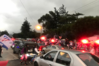 Los hinchas de Liga de Quito estuvieron en el redondel de El Condado. La policía tuvo problemas para alejarlos del lugar