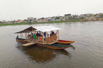Nave. La población de Colimes unió dos canoas con una tabla y le puso techo para poder cruzar el río Daule.