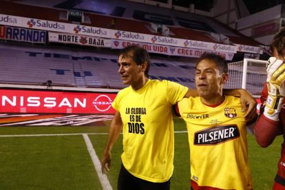 El director técnico de Barcelona, Fabián Bustos, abrazado con el capitán del equipo, Matías Oyola.