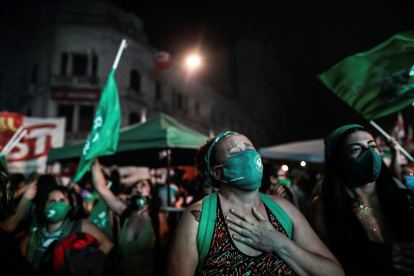 Cientos de miles de personas festejan la despenalización del Aborto después de que se aprobase en el Senado este miércoles en Buenos Aires, Argentina.
