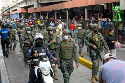 Miembros de la Fuerza Armada ingresa a la bahía de Guayaquil, para hacer un operativo para retirar pirotecnia.