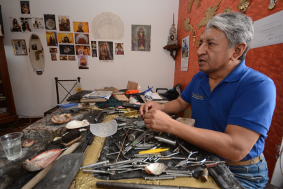 Germán Campos es uno de los últimos orfebres de la Escuela Quiteña. Desde hace siete años tiene su taller en la Casa de Artes 989 de La Ronda.