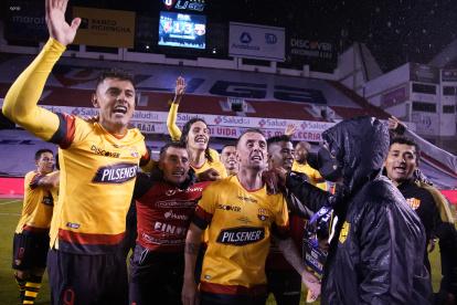 Los jugadores de Barcelona durante los festejos del cetro en el estadio Rodrigo Paz.