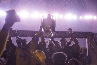 Los jugadores de Barcelona festejaron a media luz la corona 16 en el estadio Rodrigo Paz.