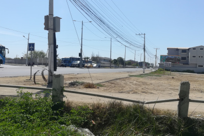 Salinas. En la avenida Carlos Espinoza Larrea hay tramos donde los tallarines están enredados y cuelgan casi hasta llegar al piso.