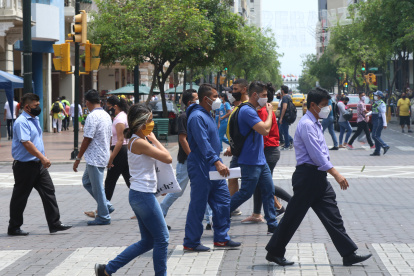 Guayaquil es otra ciudad después de la COVID-19, una que debe usar mascarilla y tiene restricciones de movilidad. Su gente sigue en pie de guerra.