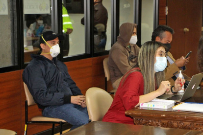 El exasambleísta Mendoza (izq.) fue sentenciado a 50 meses de prisión por delincuencia organizada en el caso del hospital de Pedernales.