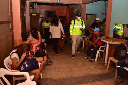 La Gobernación del Guayas y la Intendencia de Policía Nacional realiza un operativo en un prostíbulo que pasó por alto el sello de clausura.