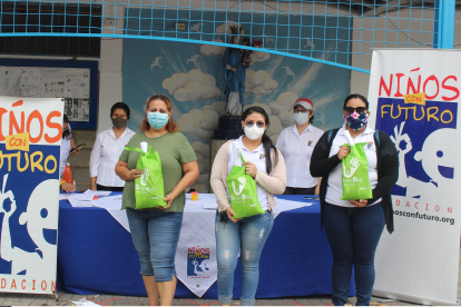 La fundación Niños con Futuro entregó a las familias varios kits de productos.