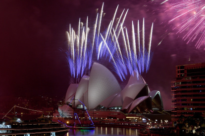 Australia, que también recibió el Año Nuevo también, mantiene los famosos fuegos artificiales de Sídney.